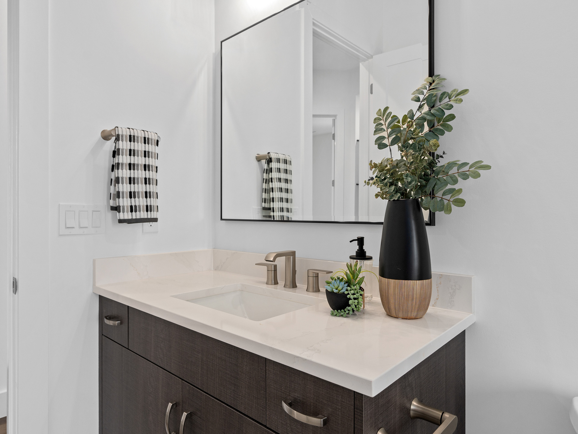 4115 Venetia Blvd 31